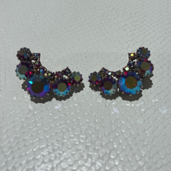 Mid Century Clip-on Earrings - Picture 3 of 9